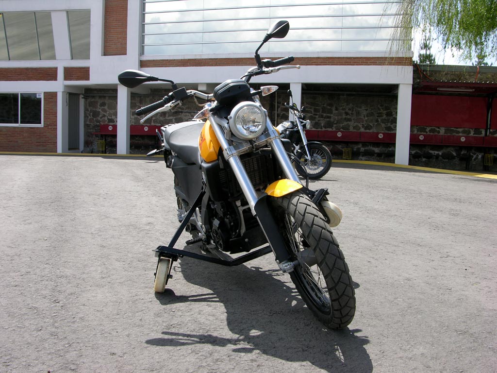 Resultado de imagen de moto con ruedas de apoyo
