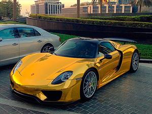 Porsche 918 Spyder vestido de color dorado