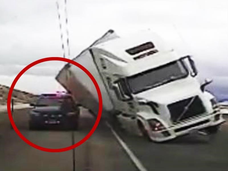 La caja de un Tráiler cae sobre patrulla a causa del viento