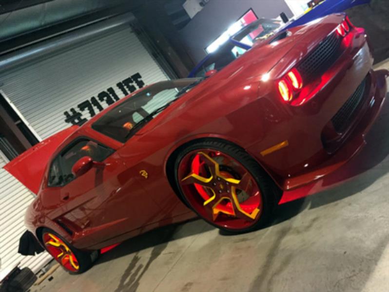 Dodge Challenger SRT Hellcat al más puro estilo de Flash - Autocosmos.com