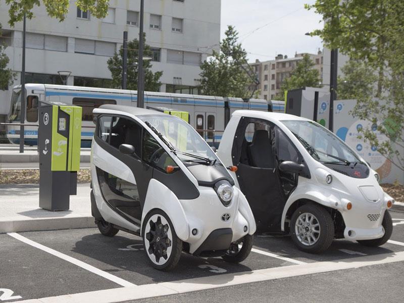 Toyota i-ROAD y COMS: Ambos son parte del transporte público en Francia