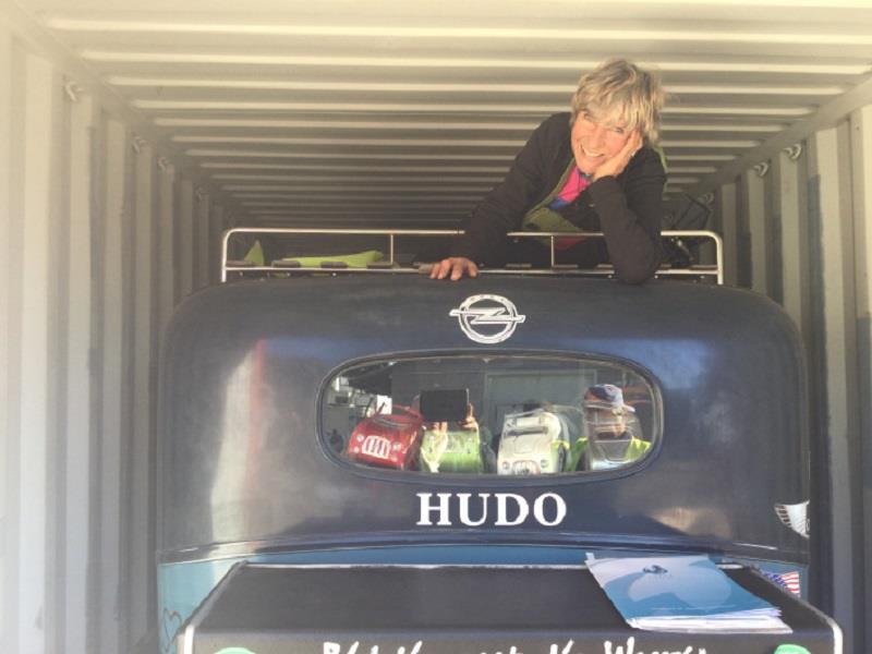 Mujer da la vuelta al mundo en su carro clásico