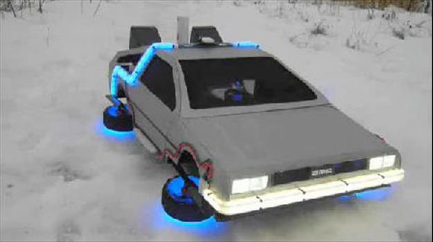 Un DeLorean a radiocontrol que vuela