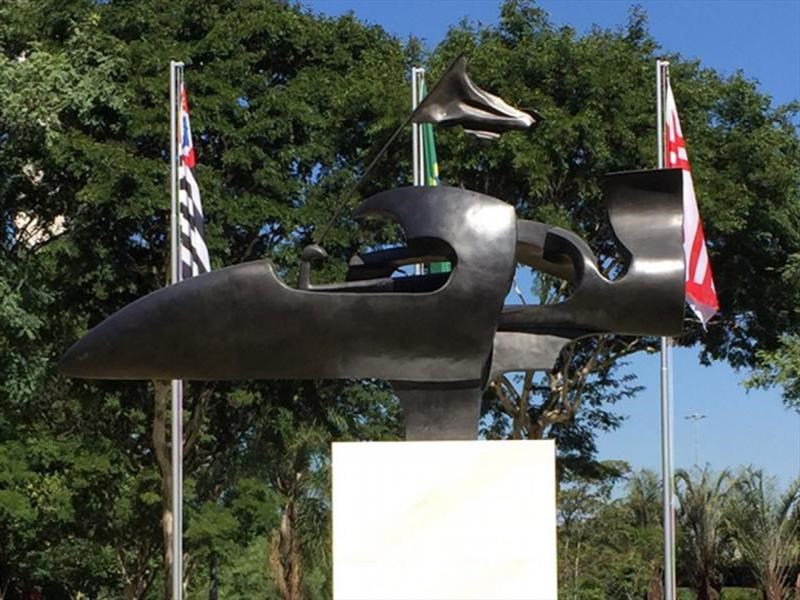Construyen una plaza pública en memoria de Ayrton Senna