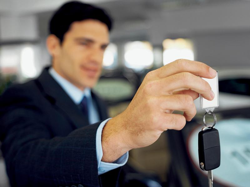 ¿Cómo mejorar la satisfacción del cliente para optimizar la venta de autos?