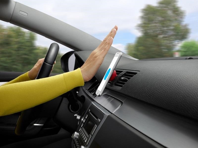 Logitech ZeroTouch, el soporte para no distraerte al manejar