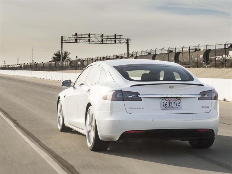 Tesla Model X hizo morder el polvo a un Lamborghini Aventador SV