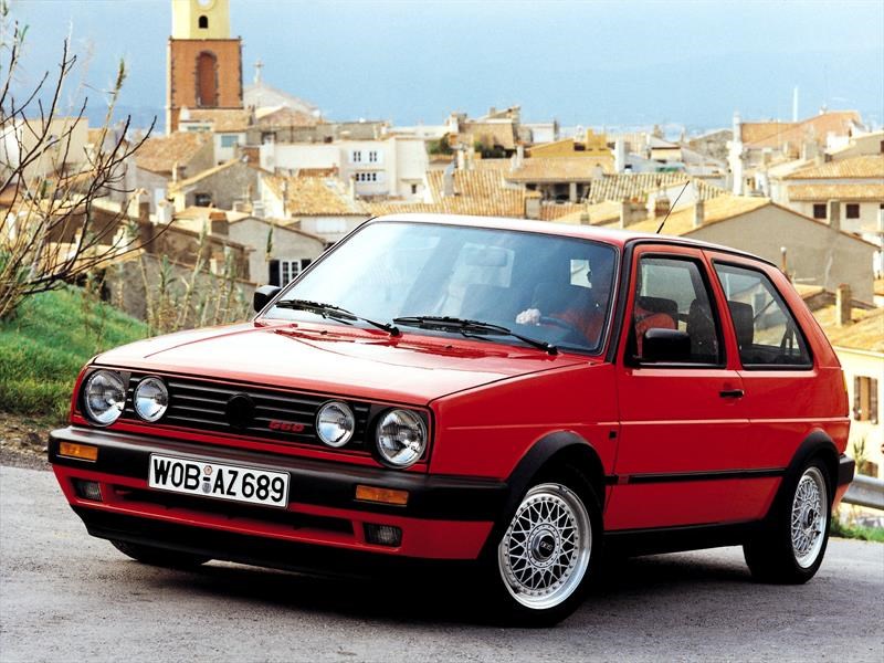 Video: VW Golf Mk2 vs. Audi R8 y Dodge Challenger
