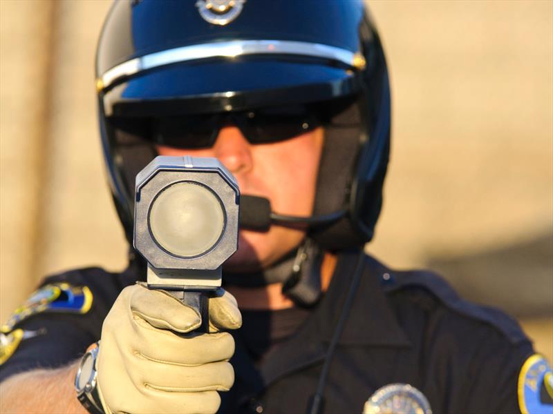 Inventan pistola para detectar cuando alguien textea al manejar