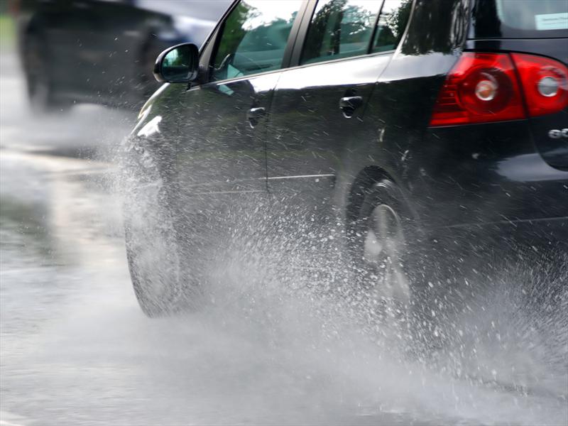 Tips y técnicas para manejar bajo la lluvia