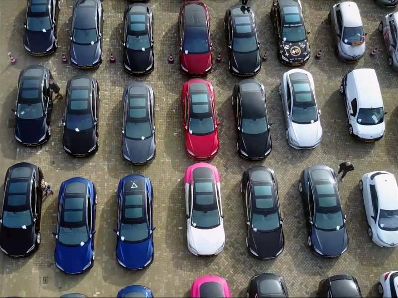 El desfile de autos eléctricos más grande del mundo logra nueva marca