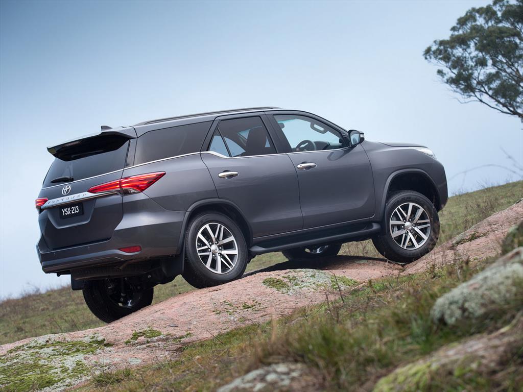Nueva Toyota SW4 - Autocosmos.com