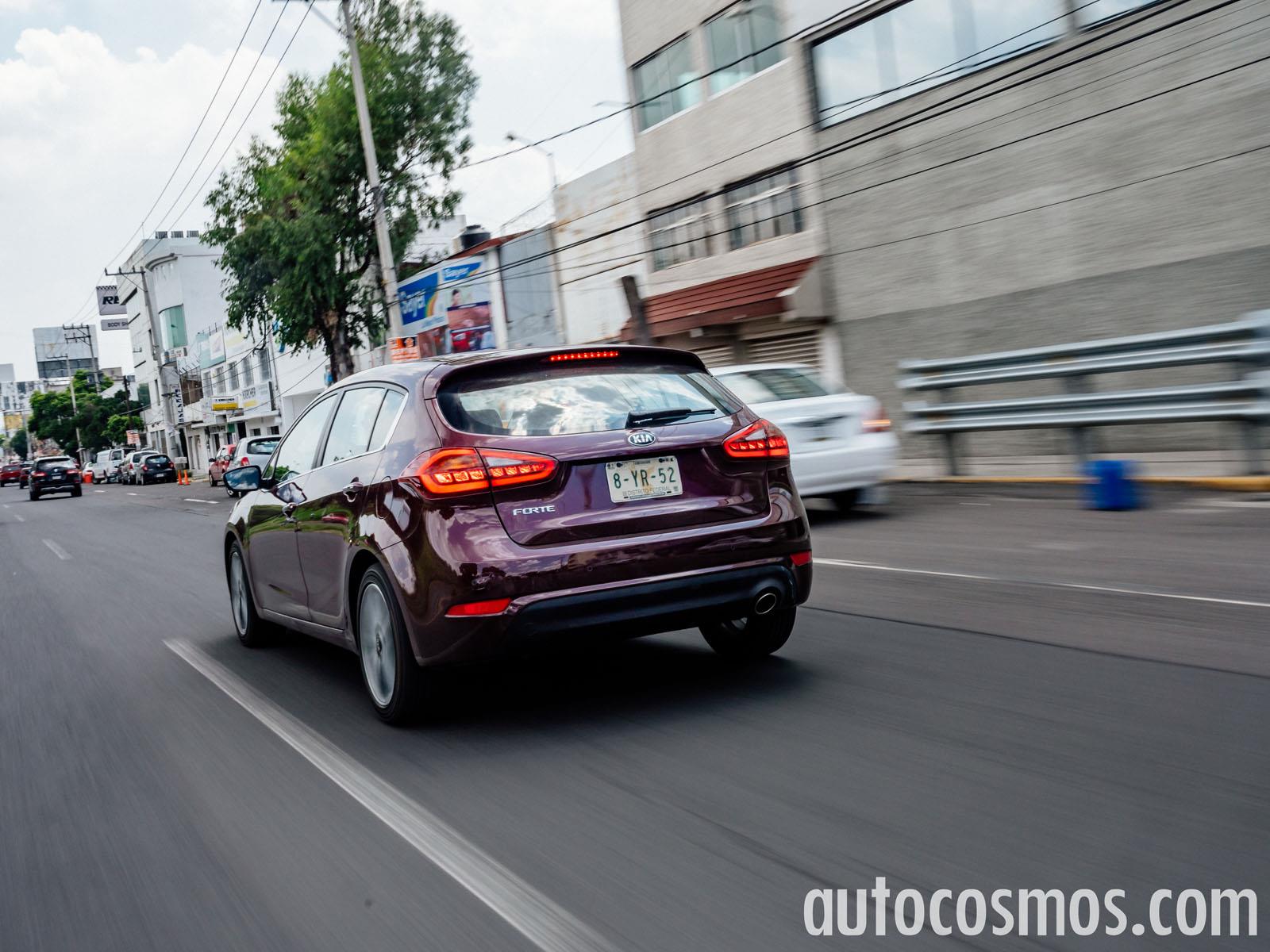 KIA Forte Hatchback 2017 A Prueba - Autocosmos.com