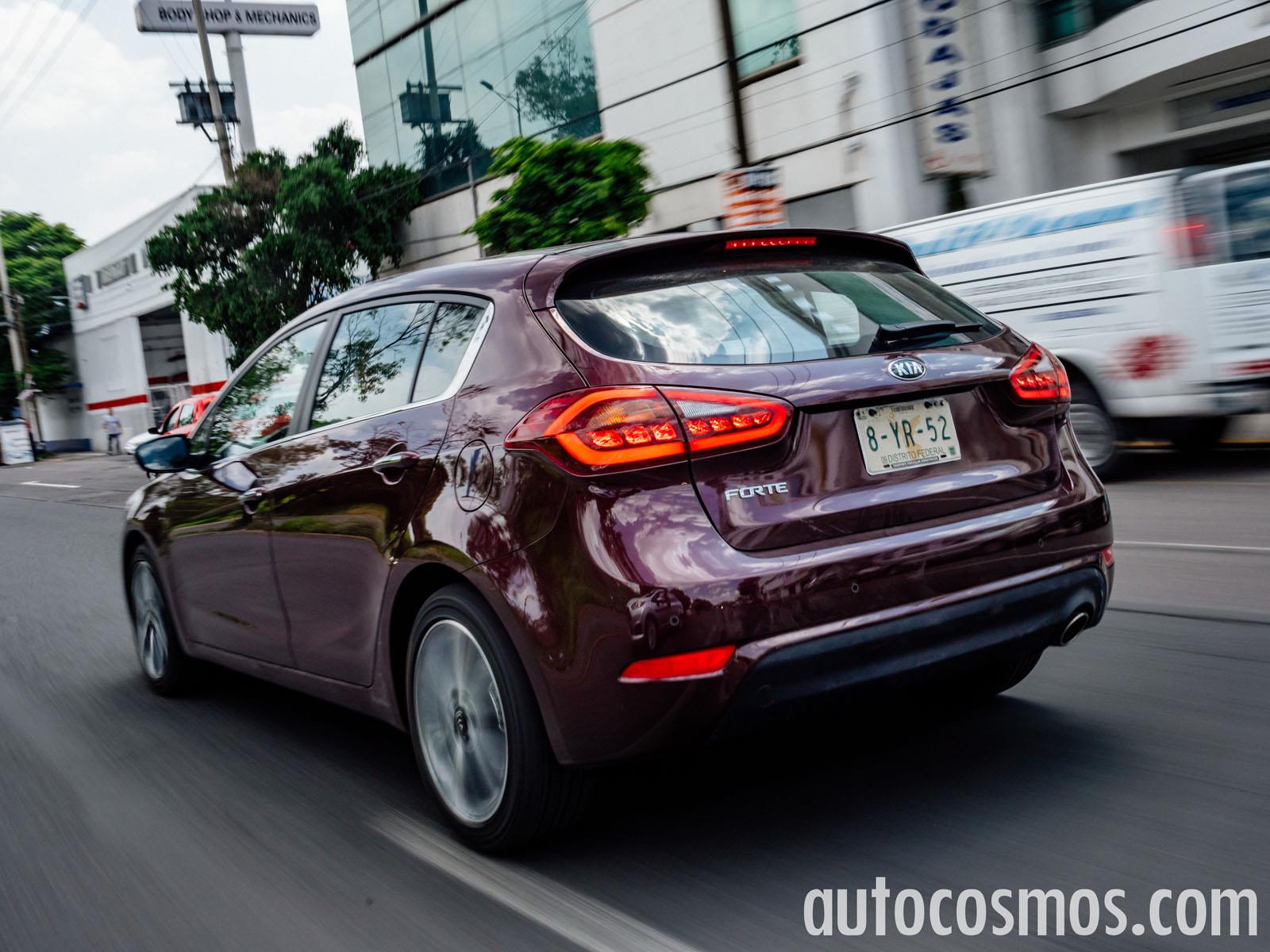 KIA Forte Hatchback 2017 A Prueba - Autocosmos.com