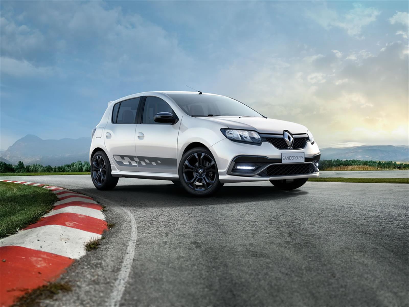 Renault sandero 2016 года