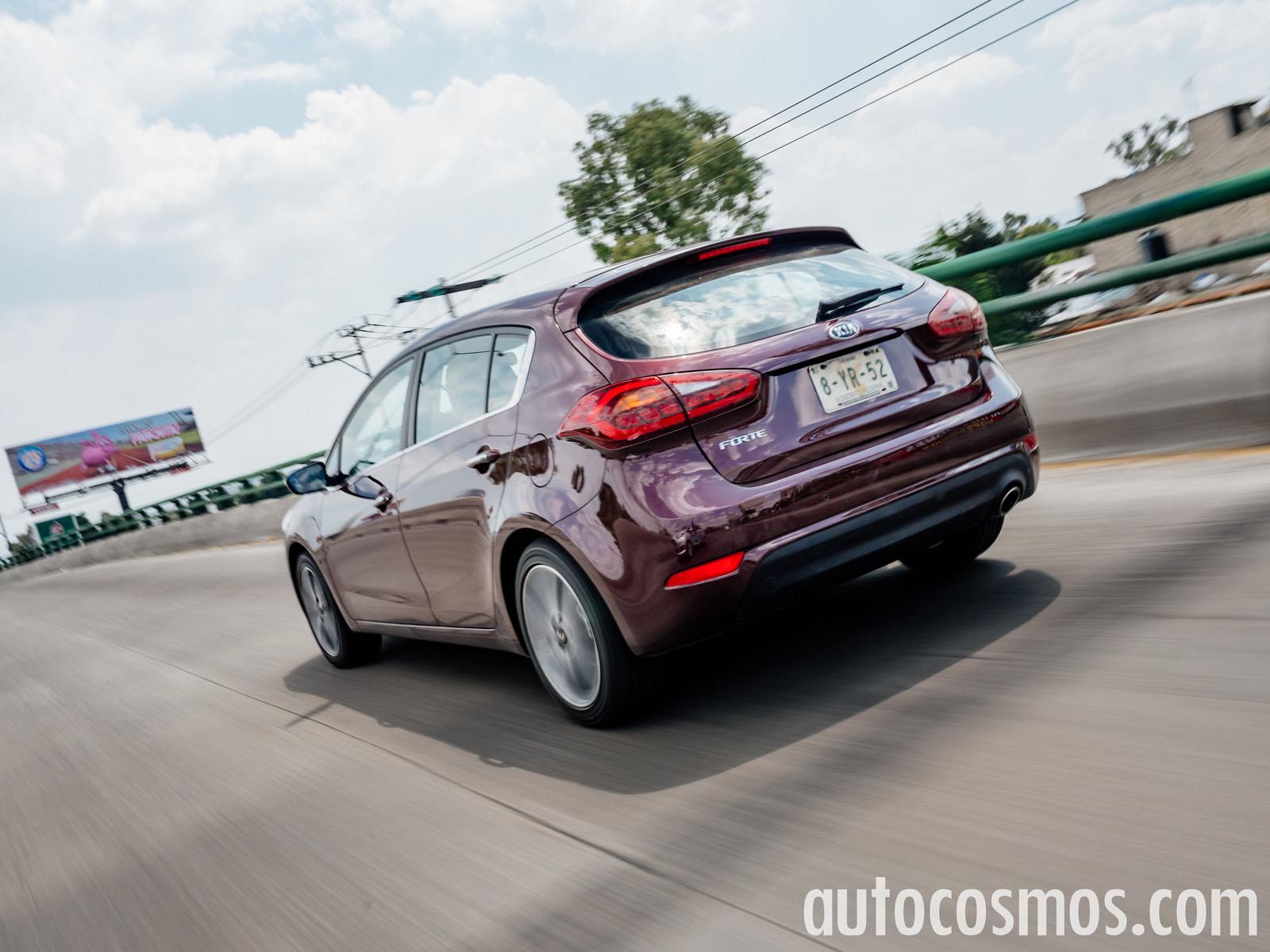 KIA Forte Hatchback 2017 A Prueba - Autocosmos.com