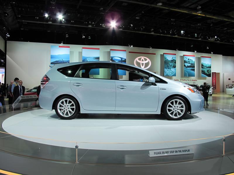 Toyota Prius V en el Salón de Detroit 2011
