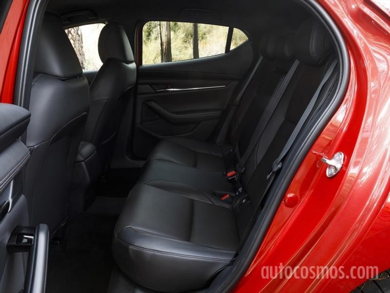 Mazda3 hatchback 2020 vs SEAT León 2021, ¿con cuál te quedas?