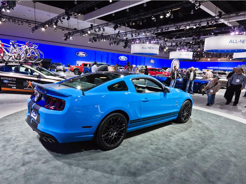 Ford mustang salon