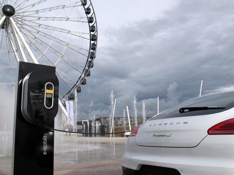 ¿Cómo funciona un auto híbrido?