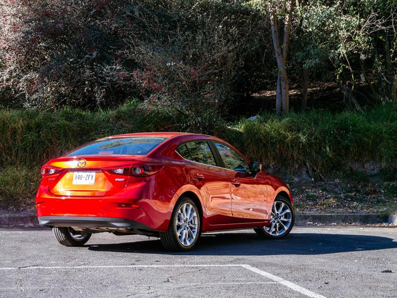 Mazda3 sedán 2014