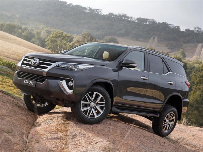 Тойота fortuner 2018