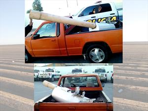 Una camioneta con un cañón que dispara droga
