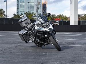 BMW sorprende con una moto que rueda sin conductor