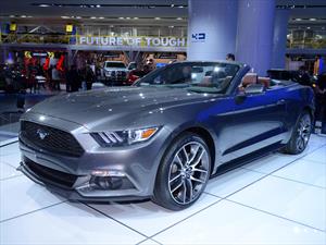 Ford Mustang Convertible, pony al aire libre