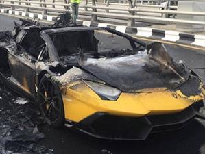 Video: Lamborghini Aventador se incendia en Dubai 