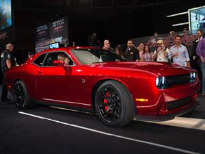 Dodge Challenger SRT Hellcat 2015 es vendido en 1.65 millones de dólares