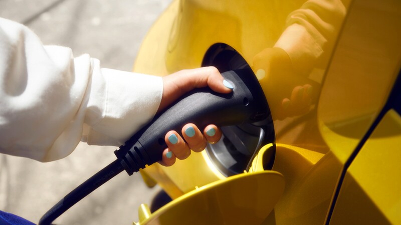 ¿Falta mucho para que un auto eléctrico valga lo mismo que uno a combustión?
