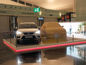 SEAT Ateca de arena se exhibe en el Aeropuerto de Barcelona