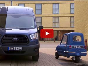 Video: ¿Se puede maniobrar un auto dentro de una van?