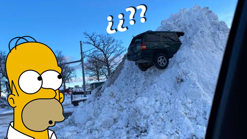 ¿Qué hace este Jeep Grand Cherokee encajado en una pila de nieve? No lo creerás