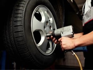 La manera perfecta de rotar los neumáticos de los automóviles