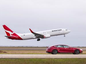 Video: Boeing 737-800 vs Tesla Model S P90D