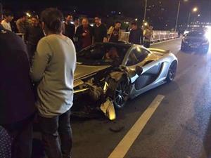 McLaren P1 choca en China