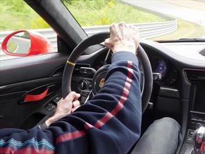 Así se debe agarrar el volante