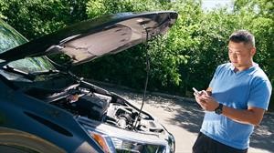 ¿Cómo puede afectar el calor del ambiente el desempeño del automóvil?