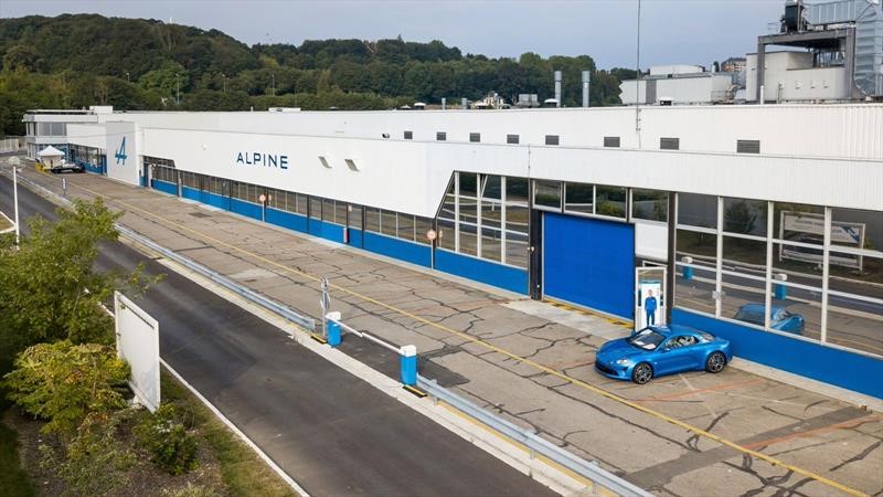 Alpine, mal y de malas: La planta de Dieppe sufre un incendio