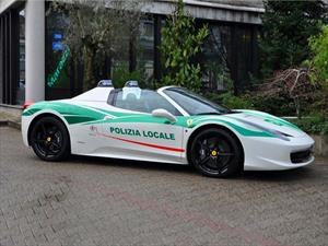 La policía italiana uitiliza una Ferrari confiscada a la mafia