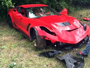 Video: Destruyen un Chevrolet Corvette Z06 contra un árbol