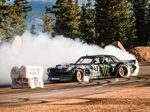 Ken Block derrapa a toda velocidad por Pikes Peak en el poderoso Hoonicorn V2