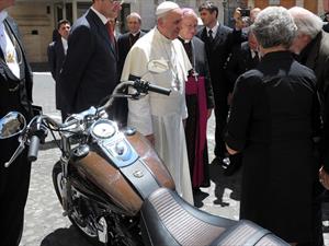 Subastaron una de las Harley Davison del Papa Francisco