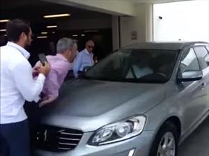 No activa el sistema de detección de peatones y atropella a la gente
