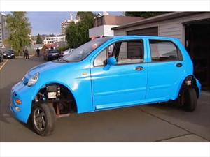 Innovador auto eléctrico que se estaciona en paralelo