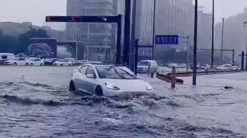 ¿Manejarías un Tesla en el agua?