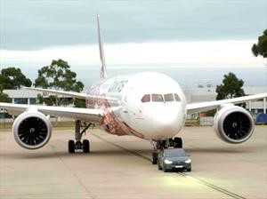 Tesla Model X remolca un Boeing 787-9 Dreamliner