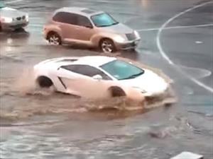 Video: Lamborghini Gallardo atraviesa inundación